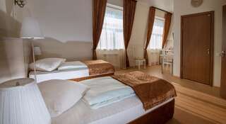 Гостиница Атом Северск Двухместный номер с 1 кроватью или 2 отдельными кроватями и собственной ванной комнатой-3